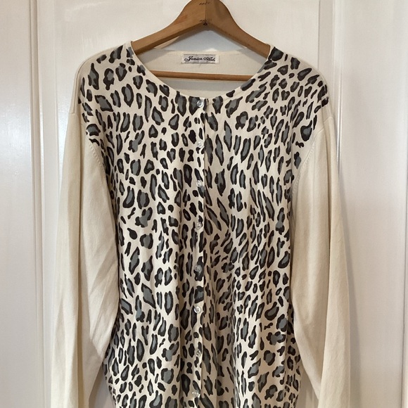 Jessica ash Animal print button down sweater - Picture 2 of 8